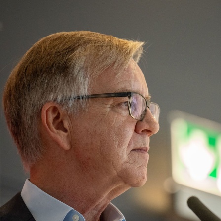 Linken-Politiker Dietmar Bartsch während einer Pressekonferenz (Bild: dpa / Michael Kappeler)
