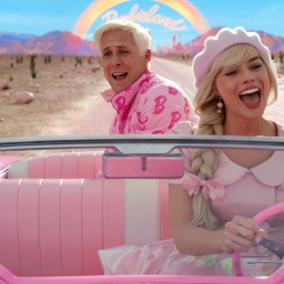 Ryan Gosling als Ken und Margot Robbie als Barbie in einer Szene des Films "Barbie".