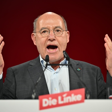 Gregor Gysi, Direktkandidat für Berlin Treptow-Köpenick der Partei Die Linke, spricht während des Bundesparteitags der Linken