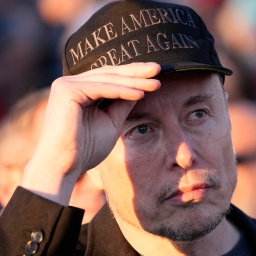 Der amerikanische Unternehmer Elon Musk mit einer "Make America great again"- Kappe auf dem Kopf