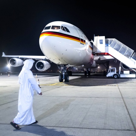 Der Regierungs-Airbus A340 steht nach einer Panne am Flughafen Abu Dhabi. (Bild: dpa)