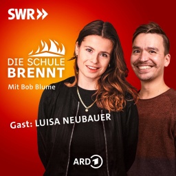 Luisa Neubauer und Bob Blume auf dem Podcast-Cover von &#034;Die Schule brennt - Mit Bob Blume&#034;