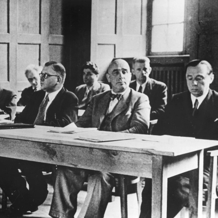 Die Mitglieder des Kabinetts des rheinland-pfälzischen Ministerpräsidenten Peter Altmeier (1. Reihe, rechts; Archivfoto vom Juli 1947, Rathaussaal Koblenz)