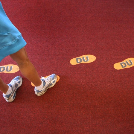 Aufgeklebte FuÃstapfen mit der Aufschrift "DU" führen im Haus des Gastes in Oberstaufen (Schwaben) zum "Du"-Schalter