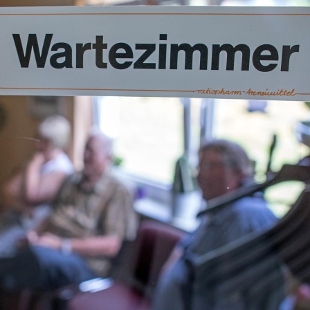Blick in das Wartezimmer eines Arztes.