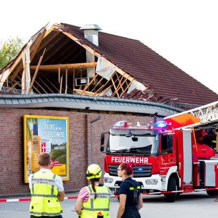 Einsatzkräfte der Feuerwehr sind bei einem teilweise eingestürzten Dach eines Supermarktes in Ratzeburg in Schleswig-Holstein im Einsatz. Mehrere Menschen sind verletzt worden.