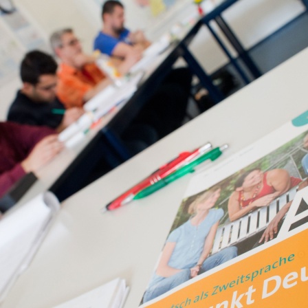 Ein Deutschbuch liegt auf einem Tisch. Symbolbild Integrationskurse