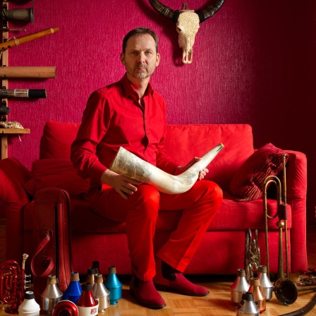 Marco Blaauw mit auf dem Sofa mit einem kleinen Horn