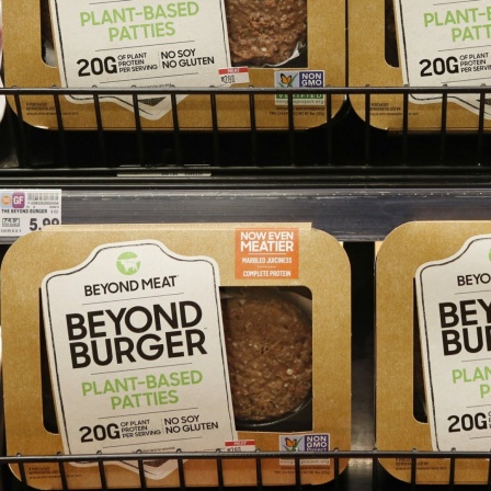 "Jetzt noch fleischiger", steht auf Packungen mit Beyond Burger-Pattys von Beyond Meat in einem Supermarkt in den USA.