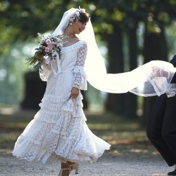 Braut und Bräutigam freuen sich auch ihre Hochzeit