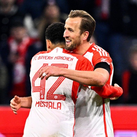 Harry Kane und Jamal Musiala jubeln nach einem Treffer