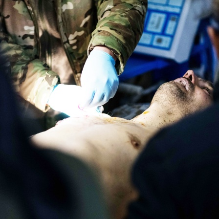 Ein ukrainischer Soldat erhält medizinische Hilfe nach einer Verwundung an der Frontlinie in Donetsk Oblast, Ukraine, 15 February 2023.