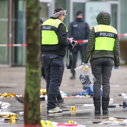 München, Bayern, Deutschland: Seidlstraße / Karlstraße: Auto fährt in München in Menschenmenge: Polizisten stehen am Tatort