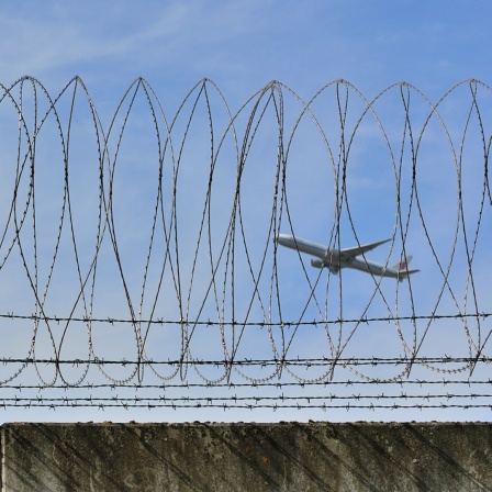 Symbolfoto zum Thema Abschiebung, Abschiebefluege (Abschiebeflüge), ein Flugzeug startet auf dem Flughafen 