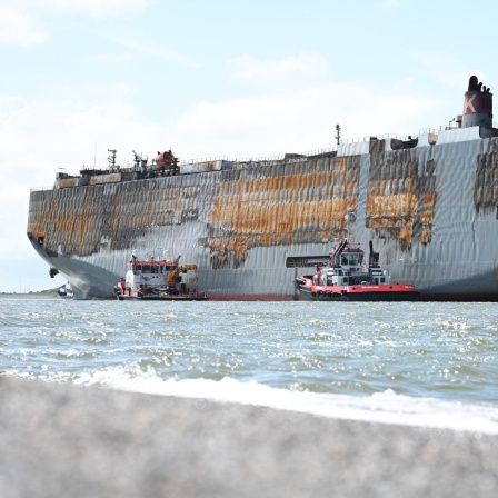 Die "Fremantle Highway" liegt durch ein Feuer schwer beschädigt im Hafen von Eemshaven.