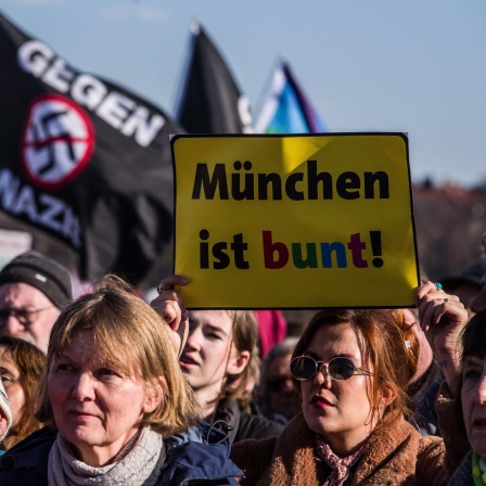 Ein Wahlplakat der AfD-Bayern: "Mit Sicherheit für Bayern" ist darauf zu lesen. 