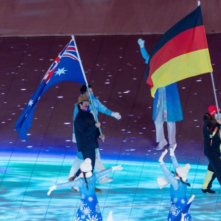Fahnenträger Leonie Walter und ihr Guide Pirmin Strecker tragen die deutsche Fahne zur Abschlussfeier ins Olympiastadion. Die 18 Jahre alte Athletin wurde Paralympicssiegerin im Biathlon. 