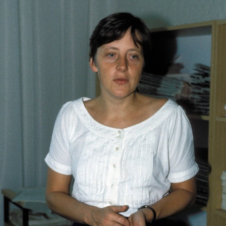 Angela Merkel,  stellvertretende Regierungssprecherin der Regierung Lothar de Maiziere, 1990