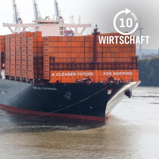 Das Containerschiff «Berlin Express» der Reederei Hapag-Lloyd kommt im Hamburger Hafen an und wird gedreht. 