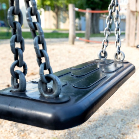 Symbolbild: Leere Schaukel auf einem Spielplatz