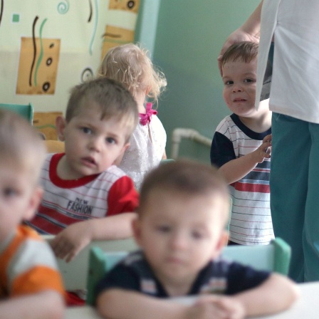 Kinder in einem Waisenhaus in der Stadt Lugansk während der Evakuierung 2014. 