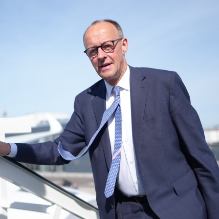 Bundeskanzler Friedrich Merz (CDU) steigt in das Flugzeug der Flugbereitschaft. Er reist zu Antrittsbesuchen nach Paris und Warschau.
