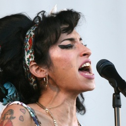 Die britische Sängerin Amy Winehouse singt während eines Auftritts.