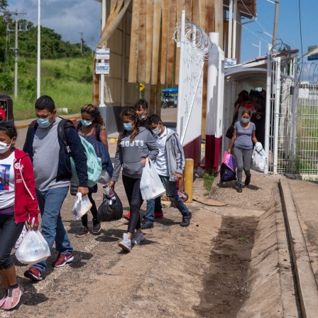 Abgeschobene Migranten kommen in El Ceibo an