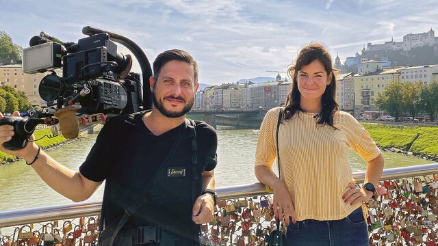 Das Bild zeigt Moderatorin Lisa Kestel und Kameramann Davide Castellana in Salzburg.