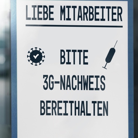 Schild fordert Beschäftigte auf, einen 3G-Nachweis bereit zu halten.