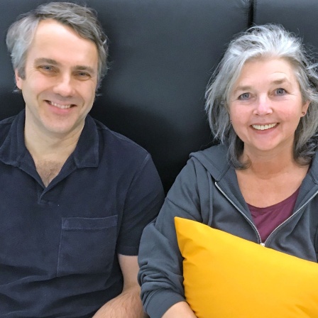 Stefan Rudolf mit Heike Knispel auf dem Sofa