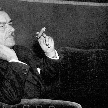 Die Abbildung zeigt den deutschen Schriftsteller Thomas Mann Zigarre rauchend.