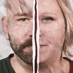 Zwei montierte Gesichtshälften vor zerknittertem Papier-Hintergrund: Robert und Susan