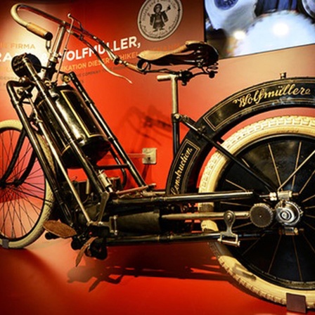 LAND UND LEUTE: Knatterbock & Feuerstuhl - Das erste Serienmotorrad der Welt