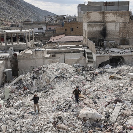 Ein zerstörten Gebäudes nach dem Erdbeben an der türkisch-syrischen Grenze in der syrischen Stadt Melis.