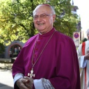 Der ehemalige Freiburger Erzbischof Robert Zollitsch läuft nach der Bischofsweihe von Christian Würtz am Münster vorbei.