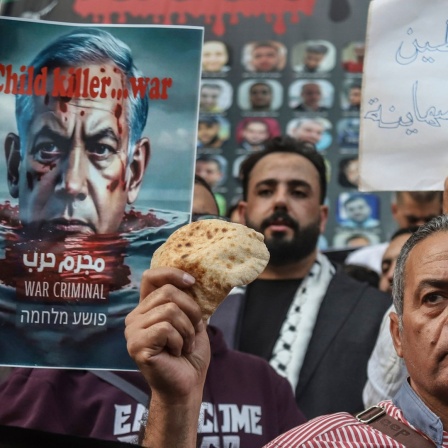 Ägyptische Aktivisten halten Brot und Plakate, unter anderem mit der Aufschrift «Es lebe Palästina, nieder mit den Uionistn», während sie an einer pro-palästinensischen Demonstration vor dem Gebäude des Journalisten-Syndikats teilnehmen. 