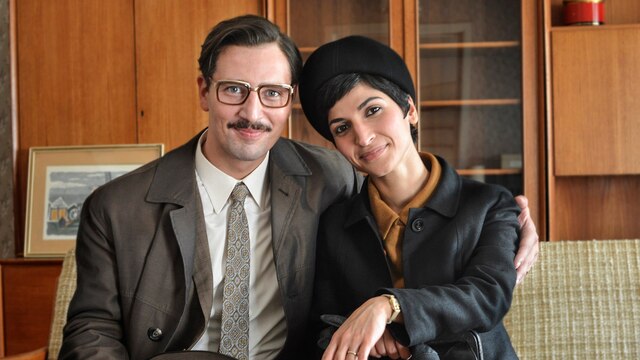 Latife (Neda Rahmanian, r.) und Ehemann Burhan (Murathan Muslu) im "Leberkäseland".
