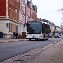 Der 640er Bus nach Roßwein fährt eine Haltestelle an.