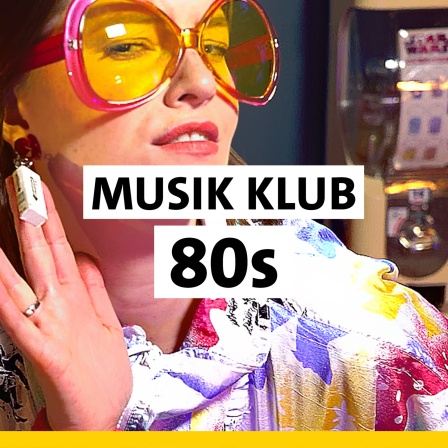 SWR1 Musik Klub &#034;80er&#034; - eine junge Frau mit großer, orangefarbener Sonnenbrille und buntem Jogginganzug schaut in die Kamera