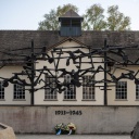 Bayern2 debattiert: KZ Dachau: Wie sollte an die Lager erinnert werden?