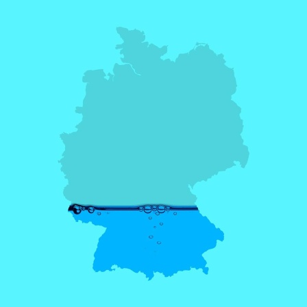 Umriss von Deutschland, der wie ein Glas zu einem Teil mit Wasser gefüllt ist.