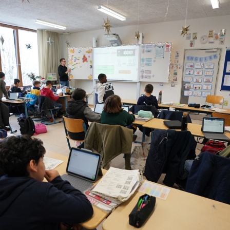 Schüler sitzen in einem Klassenzimmer