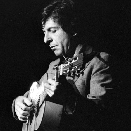 Leonard Cohen mit einer Gitarre um 1974