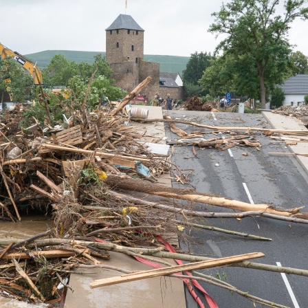 Zerstörte Ahrbrücke im Stadtteil Ahrweiler. Nach der Flut im Juuli 2021 in Bad Neuenahr-Ahrweiler / Rheinland-Pfalz beginnen im Stadtteil Ahrweiler die Aufräumarbeiten.