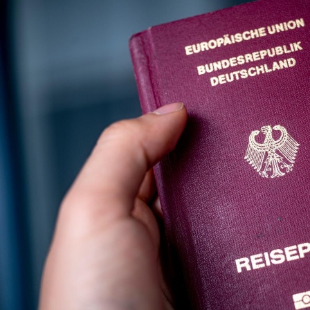 Ein dunkelrot eingebundener Pass mit folgender Prägung in goldenen Buchstaben: Europäische Union. Bundesrepublik Deutschland. Reisepass und dem Bundesadler.