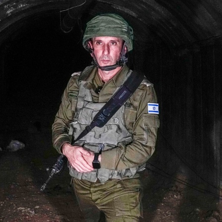Daniel Hagari, Sprecher des israelischen Militärs, in einem Tunnel.