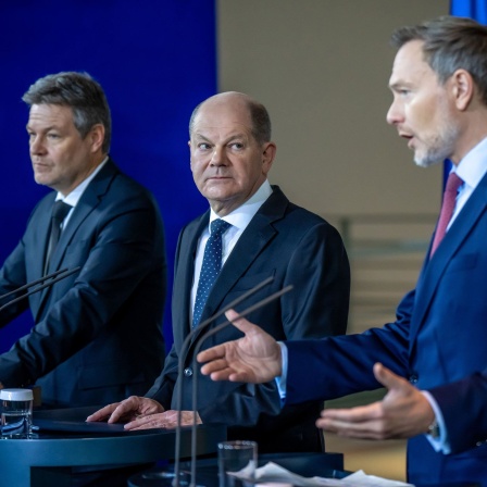 Robert Habeck, Olaf Scholz und Christian Lindner bei einer Pressekonferenz.