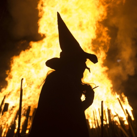 Darsteller als Hexe verkleidet während der Walpurgisnacht auf dem Domplatz in Erfurt. 