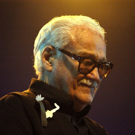 Das Beitragsbild des WDR3 Kulturfeature "Atem der Melancholie" zeigt Toots Thielemans beim Jazz Festival Den Haag 2004